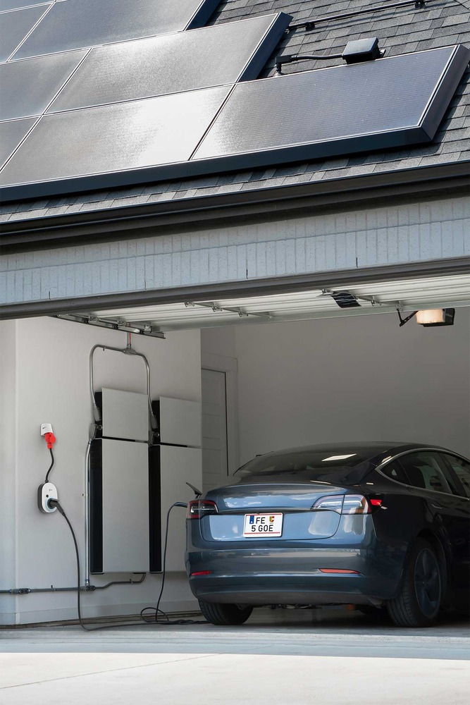 Mobil väggbox go-e Charger Gemini flex 2.0 11 kW bredvid elbil Mobil väggbox go-e Charger Gemini flex 2.0 11 kW bredvid elbil