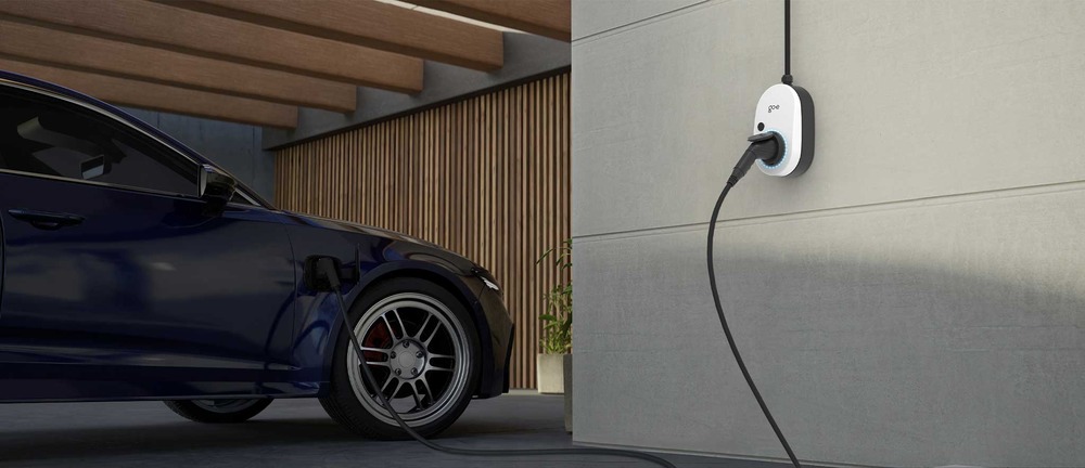 Wallbox go-e Charger Gemini 2.0 11 kW neben Elektroauto