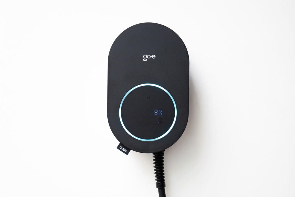 Wallbox go-e Charger CORE | Frontansicht mit Ladekabel und Display