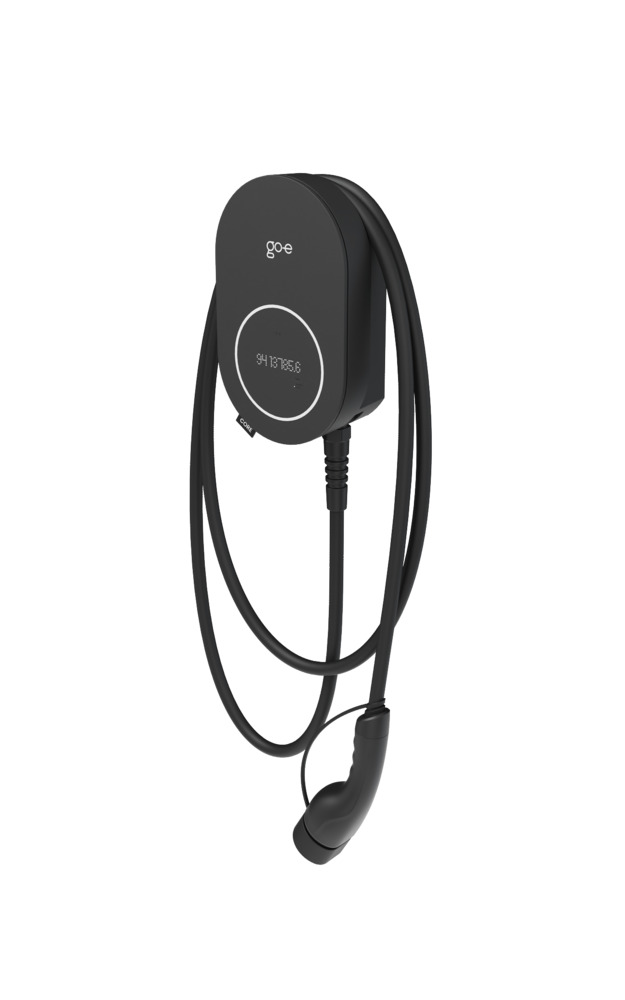 Latausasema go-e Charger CORE | viistonäkymä vasemmalta latauskaapelin kanssa