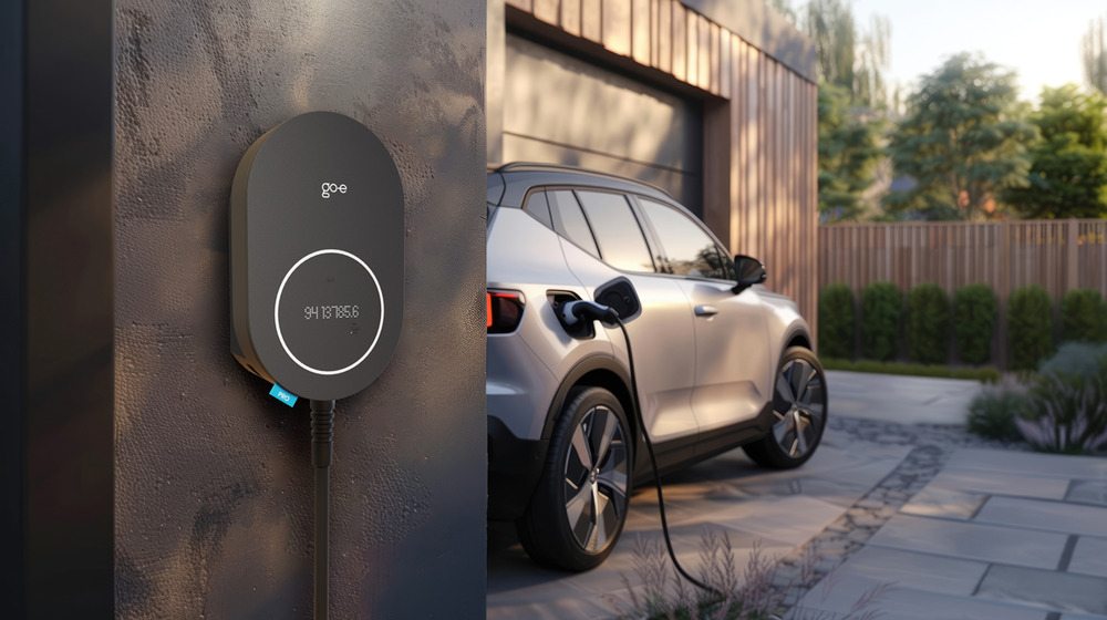 Wallbox with MID - go-e Charger PRO CABLE charges electric car