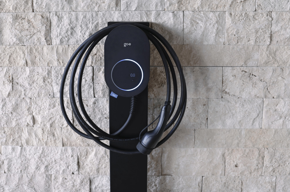 Latausasema MID-mittarilla – go-e Charger PRO CABLE 11 kW jalustalla seinän vieressä