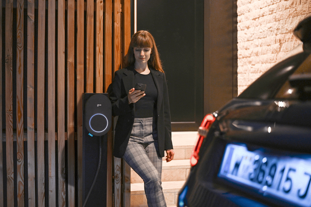 Wallbox mit MID - go-e Charger PRO CABLE 11 kW | Frau lädt E-Auto